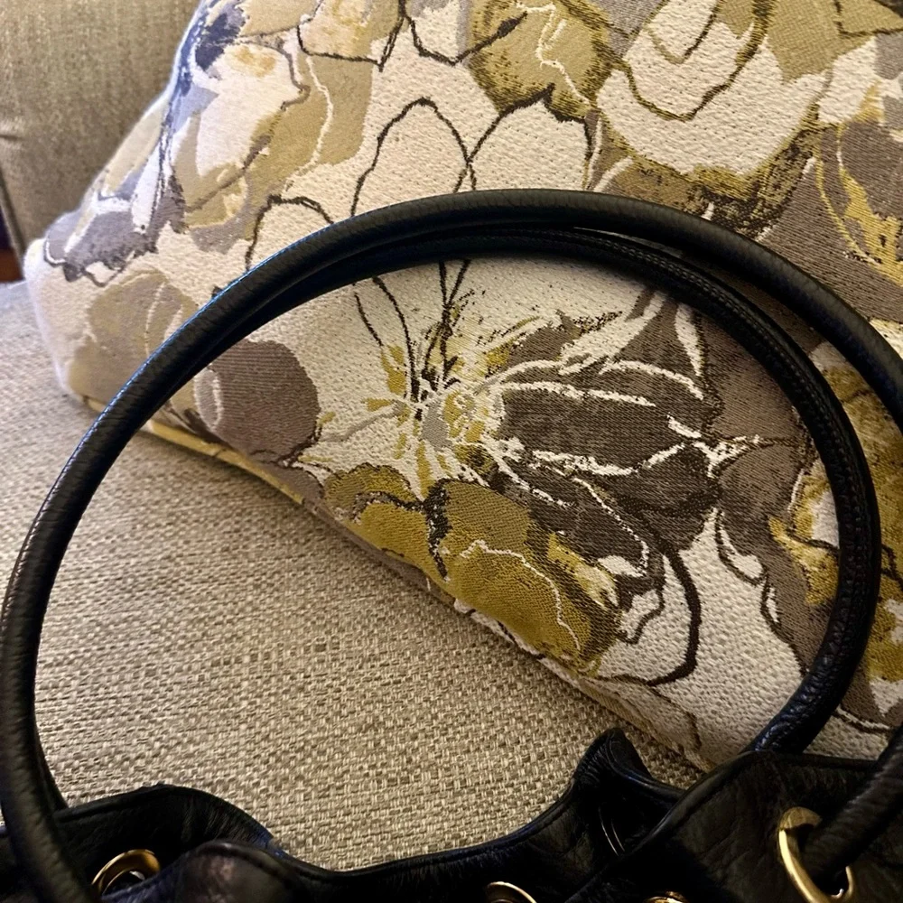 Michael Kors Camden Pebbled Leather Bucket Bag Black with MK Medallion Tassel - Picture 15 of 16